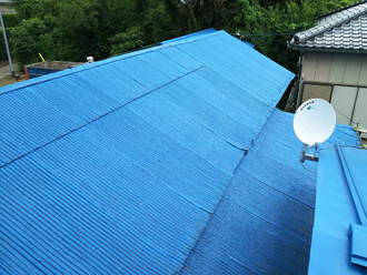 雨漏りが発生した金属波板の屋根