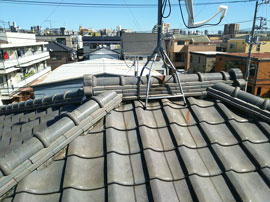  東村山市秋津町にある、重い瓦屋根と雨漏りお困りのお住まいの屋根瓦