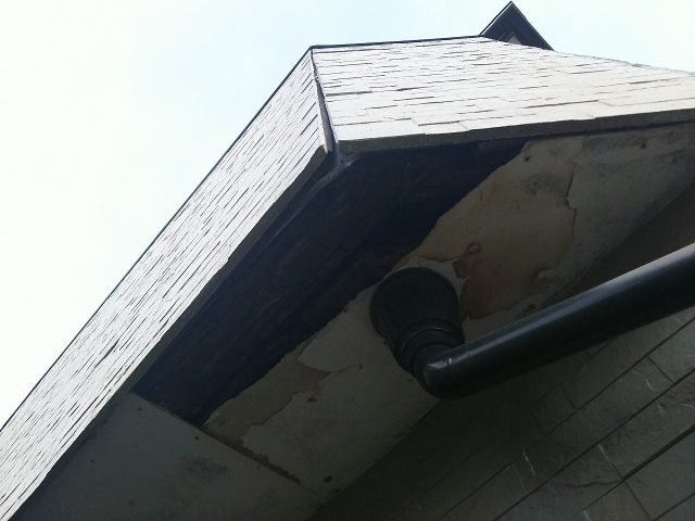 吹田市竹見台でベランダの床が劣化し、軒天が破損し雨漏りが発生