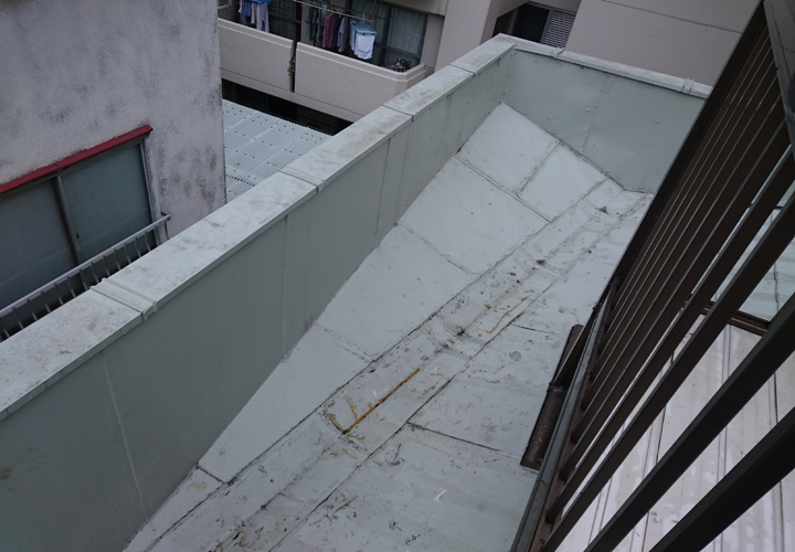 雨漏りが発生しているお住まいのパラペット