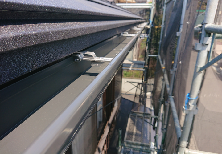 足場の有効活用のため、雨樋交換工事も行いました