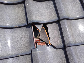 野田市目吹で台風による飛来物で瓦が割れて雨漏り発生