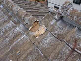 雨漏りの原因である棟瓦の破損