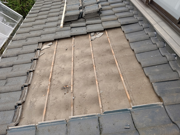 屋根葺き直し工事　瓦の取り外し