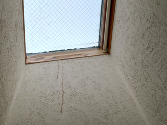 天窓付近の雨染み