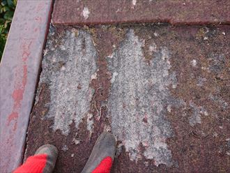 座間市相武台にて雨漏り調査、スレートと防水紙がかなり傷んでいるため葺き替え工事をご提案