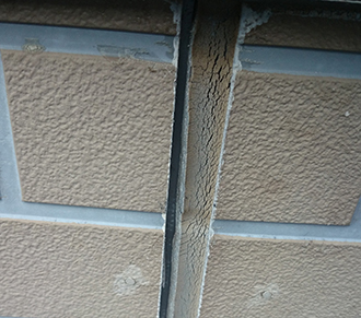 目地シーリングのひび割れ