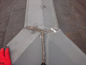 鎌倉市長谷でスレート屋根の雨漏り調査、原因は棟板金の取り合いを塞ぐコーキングの劣化でした