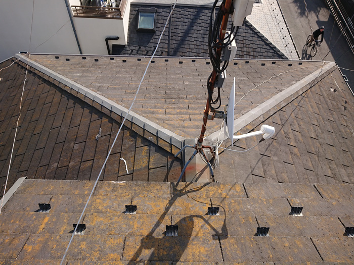 雨漏りしている屋根の葺き替え工事