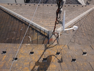 スレート屋根が劣化し苔が発生している