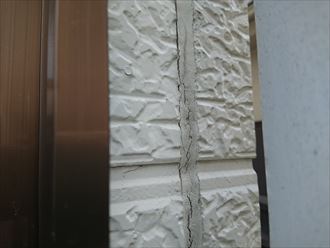 ひび割れたコーキング材