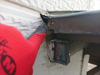 品川区荏原にて雨漏りの原因となる箇所を発見、窯業系サイディングには隙間がいくつか発生していました