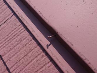 棟板金の釘浮き