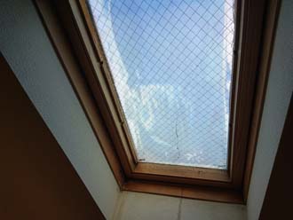 天窓から漏水した跡があります