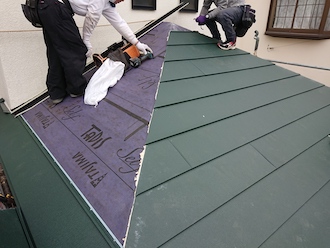 防水シートの上に新しい屋根材