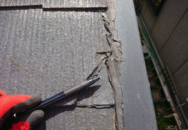 横浜市栄区本郷台での雨漏り調査では、スレート屋根への誤った修理の形跡が見られました