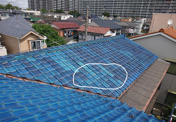 白い丸で囲ってある部分が雨漏りが確認できた部屋の天井の真上になります。