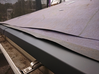 軒先に板金を設置