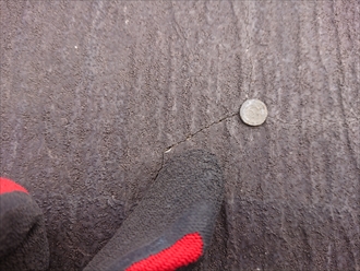 屋根材を固定している部分からひび割れ