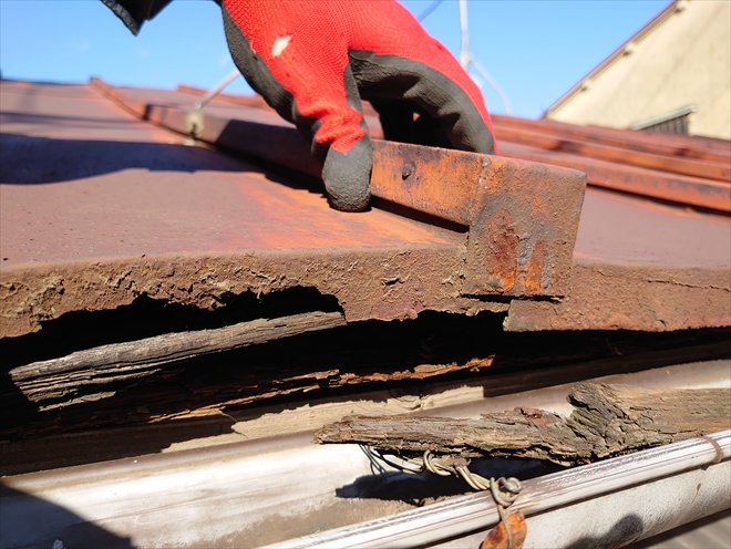 屋根合羽部分の固定力が低下しています