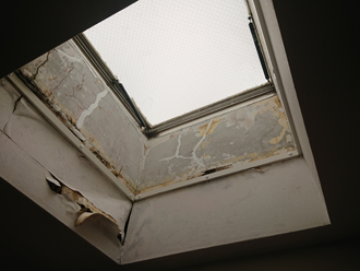 中野区沼袋の陸屋根に設置された天窓から雨漏り