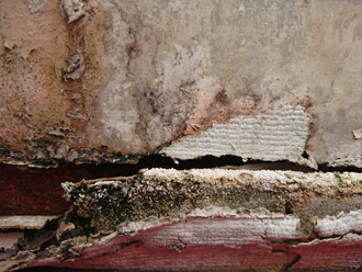 天窓の雨漏で外壁が傷んでいる