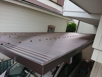 足場仮設の際には玄関横に張られたポリカ波板を割らないよう注意