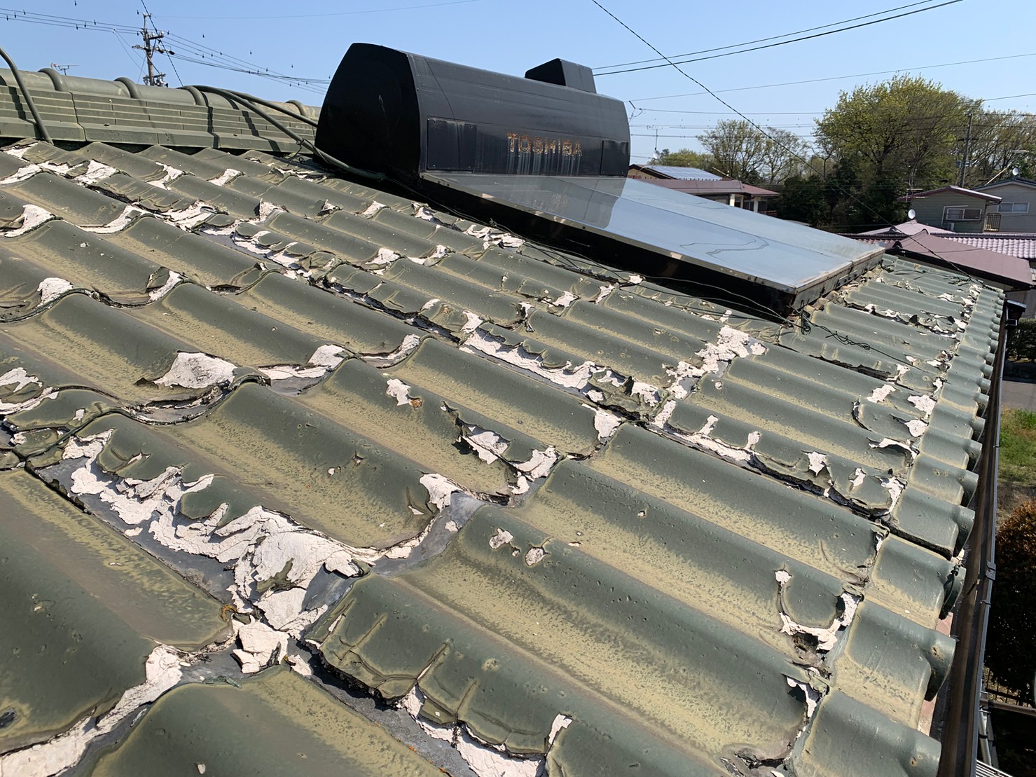 守山区でセメント瓦に温水器が乗っている様子