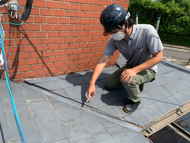 名古屋市守山区中志段味にてカラーベストのひび割れ劣化から雨漏りが発生