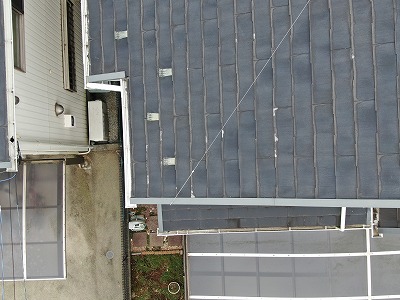 屋根の写真です。複数個所で瓦の先端が剥がれるように劣化しています。