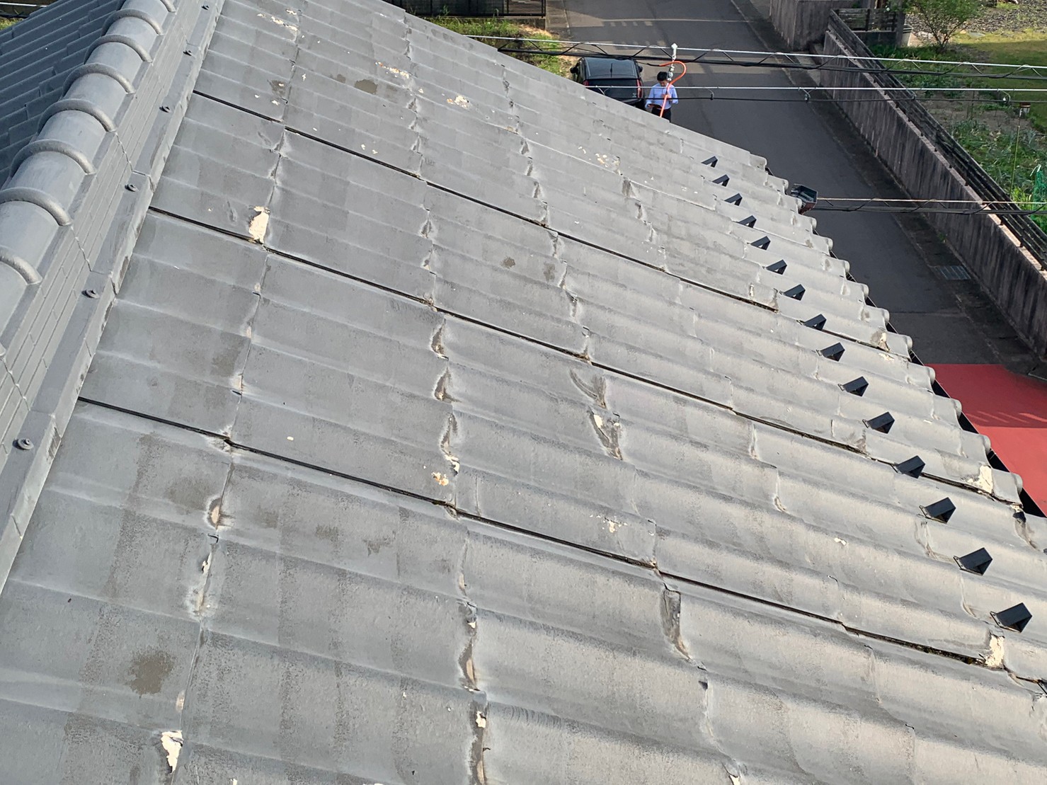 名古屋市守山区でセメント瓦屋根の屋根調査を行いました。塗装工事は難しい劣化状況でした