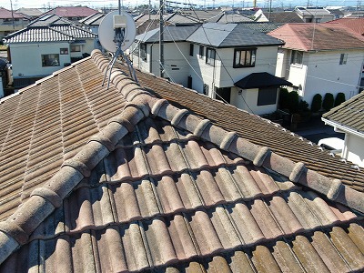 屋根の写真です。棟の部分に割れはありません。