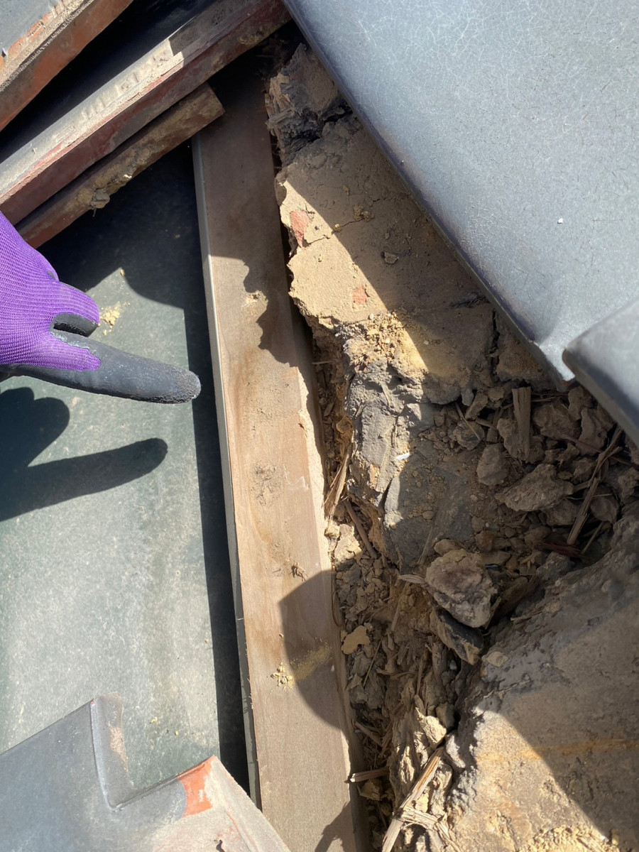 守山区で瓦と板金屋根の繋ぎ目から雨漏りの様子