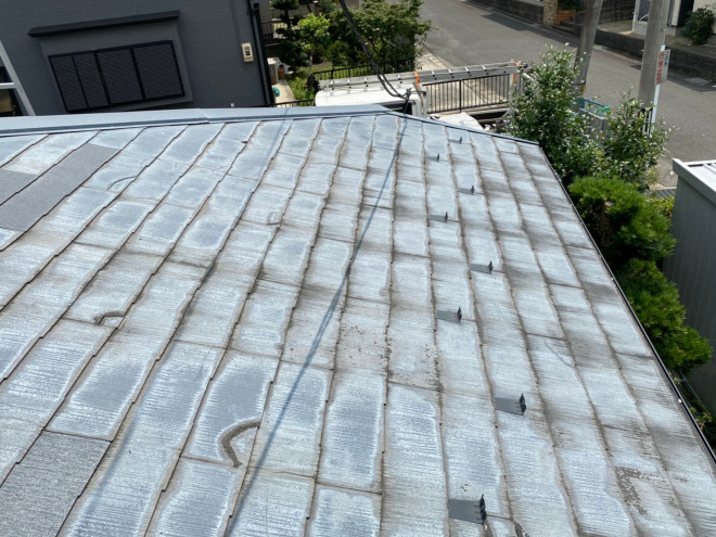 名古屋市守山区で雨漏れ、原因はカラーベスト屋根のひび割れ