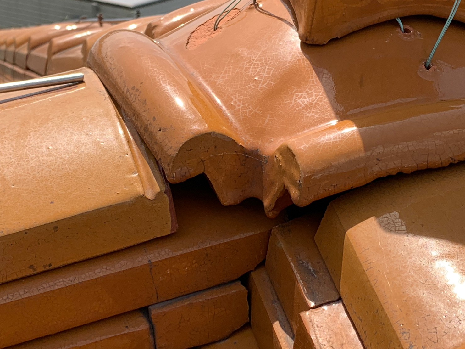 長久手市で瓦がズレて屋根に穴が開いてしまってしました。瓦の雨漏り点検を行いました。