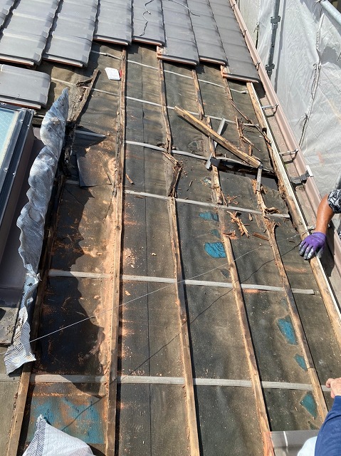 名古屋市守山区にて古くなったトップライトから雨漏れ下地修理完了後の瓦復旧工事