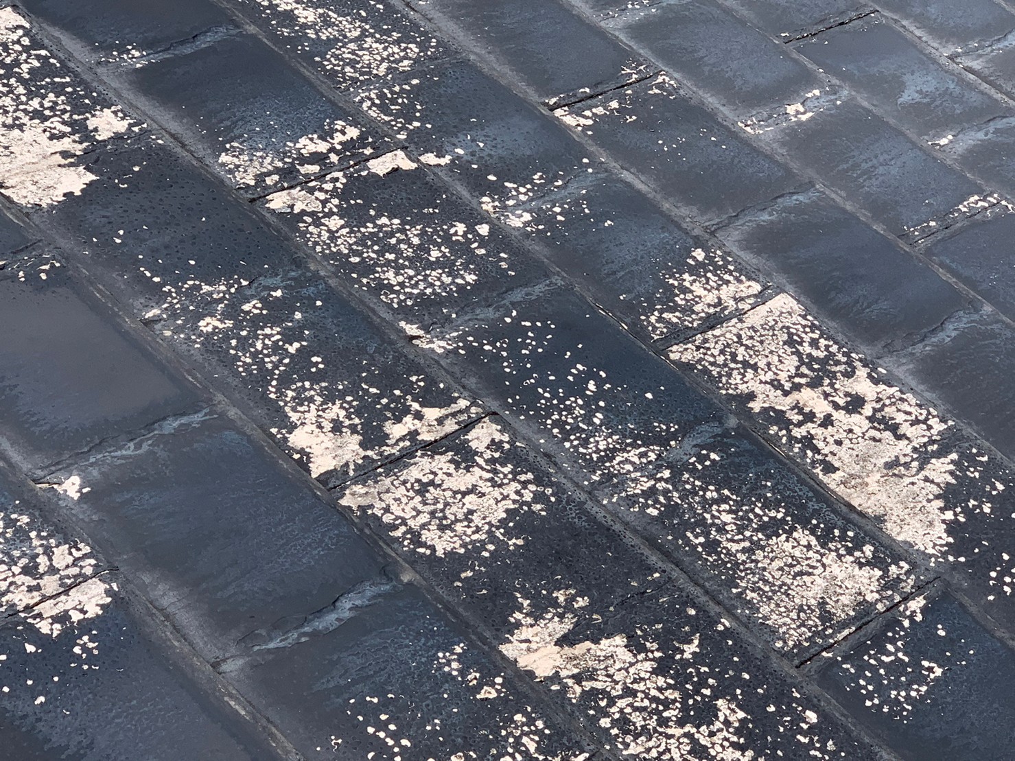 守山区でカラーベストの表面が剥離している様子