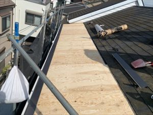 野地板の先端に水切り板金を設置