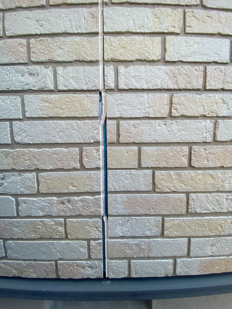 名古屋市守山区でデザインサイディングの目地シールの剥離、瓦屋根棟部落下の恐れが発生　屋根外壁雨漏り調査にお伺いしました