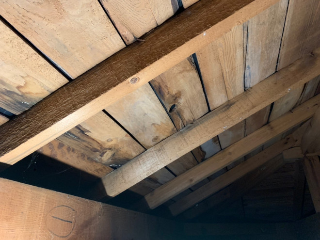 屋根裏　雨シミ