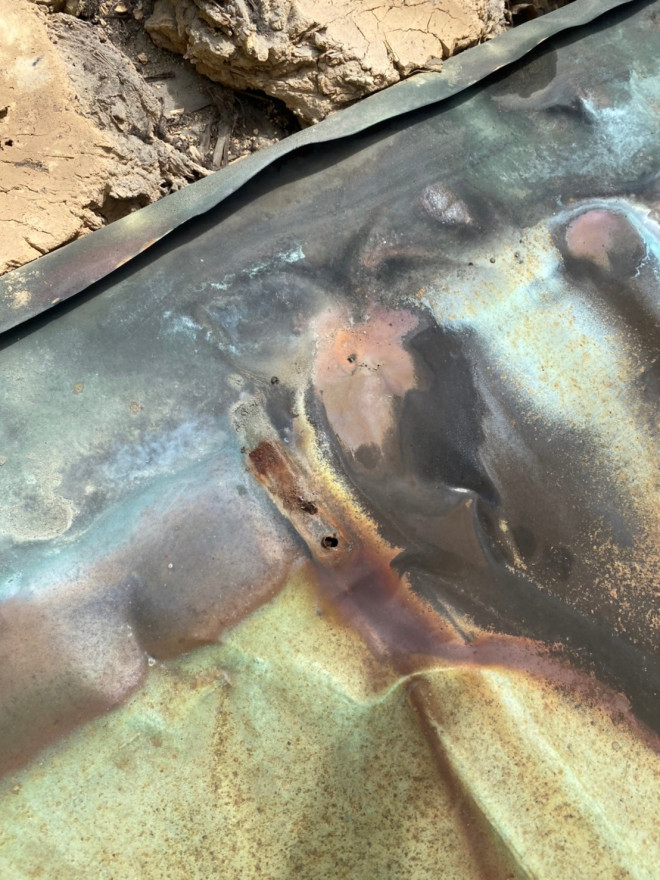 北区で瓦の下の板金に穴があいている状況