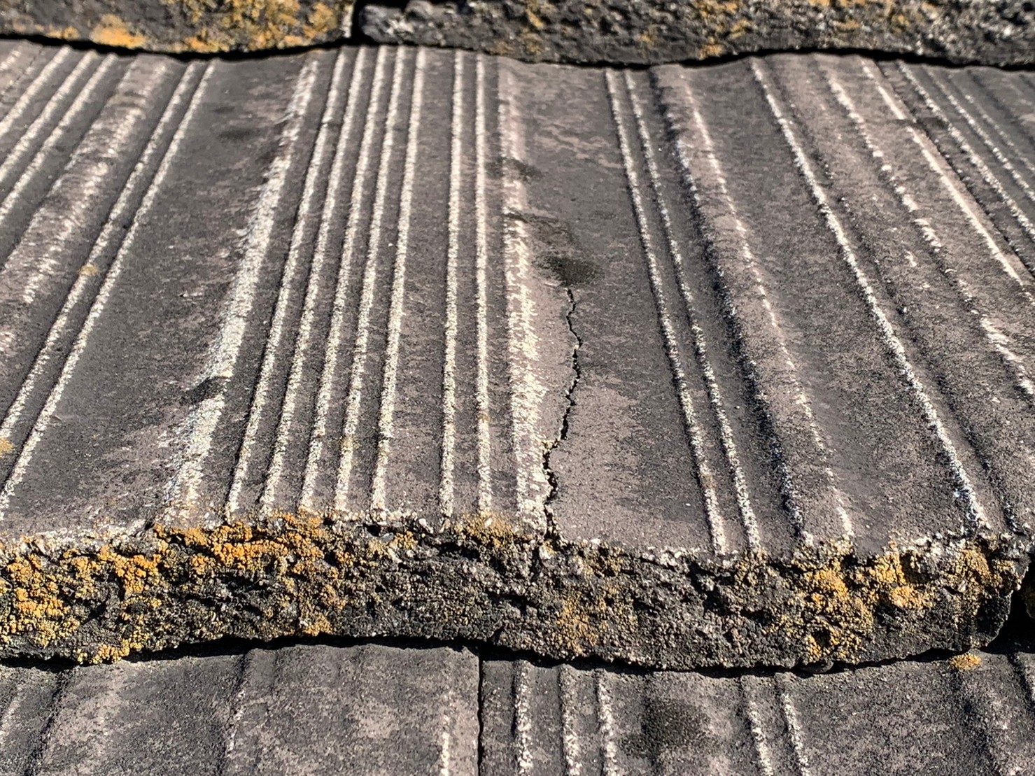 守山区のセメント瓦のひび割れ