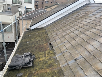 屋根が一部腐食し雨漏りを起こしていました