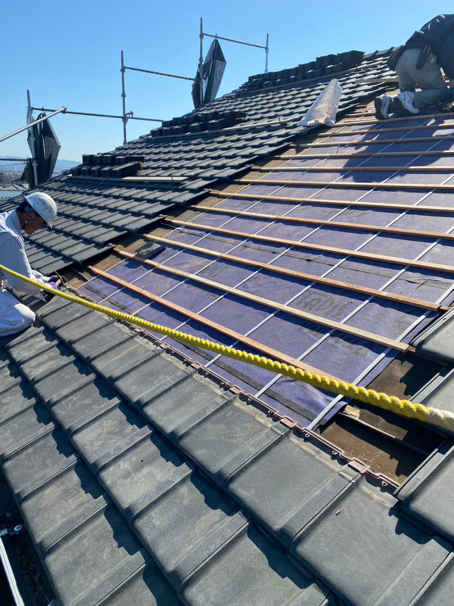 守山区で天窓を塞いだ屋根の瓦を復旧