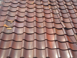 ズレが見られる瓦屋根