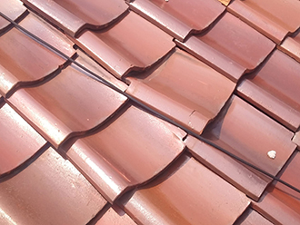 瓦がずれている