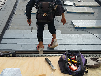 吹田市で雨漏りにより瓦からコロニアルクァッドに葺き替え工事