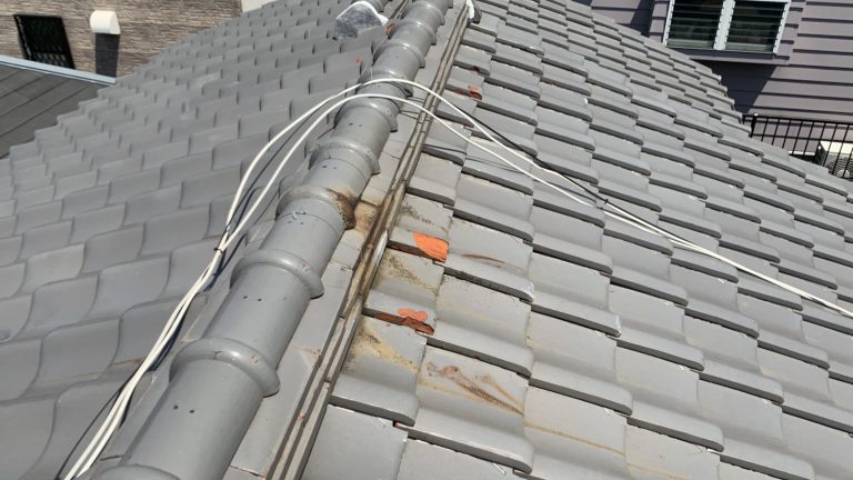 瓦屋根の破損をメンテナンスで発見しました