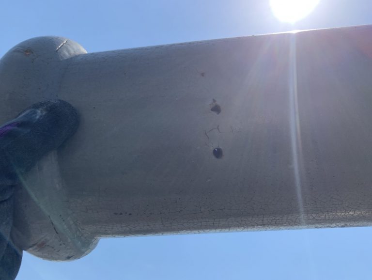 外れた棟瓦は手で持つことが出来ます