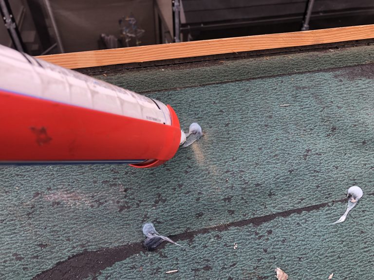 防水紙の穴にコーキング